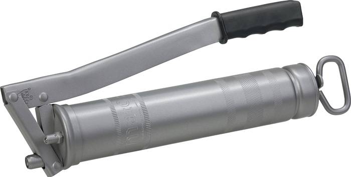 Ein Nahaufnahmebild eines silbernen Wetzstahls und eines Küchenmessers mit schwarzem Griff, das deren metallischen Glanz und Textur hervorhebt.