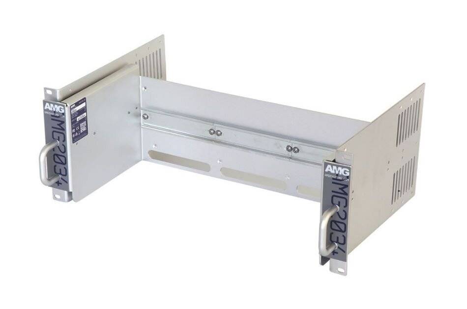 Metall-Rack-Montagehalterung mit einem Griff, beschriftet mit 'AMG Systems MC-703+', die zum Befestigen von elektronischen Geräten in einem Serverrack ausgelegt ist.