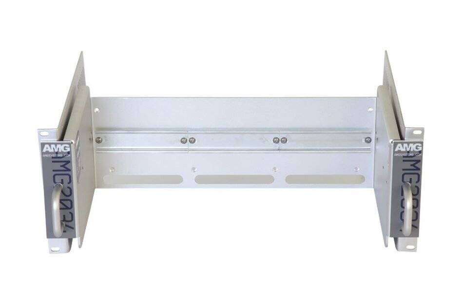 Eine Metallwandhalterung mit Schraublöchern zum Befestigen oder Montieren von elektronischen Geräten oder anderen Gegenständen an einer vertikalen Oberfläche.