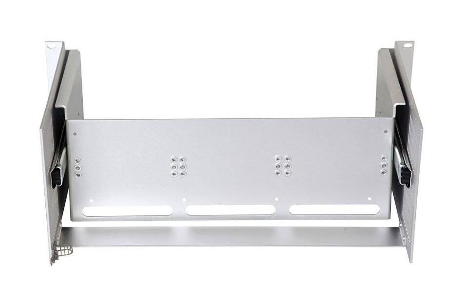 Eine Silber-Metallhalterung mit gebohrten Löchern und Schlitzen zum Montieren, die zum sicheren Befestigen von Ausrüstung oder Strukturen entwickelt wurde.