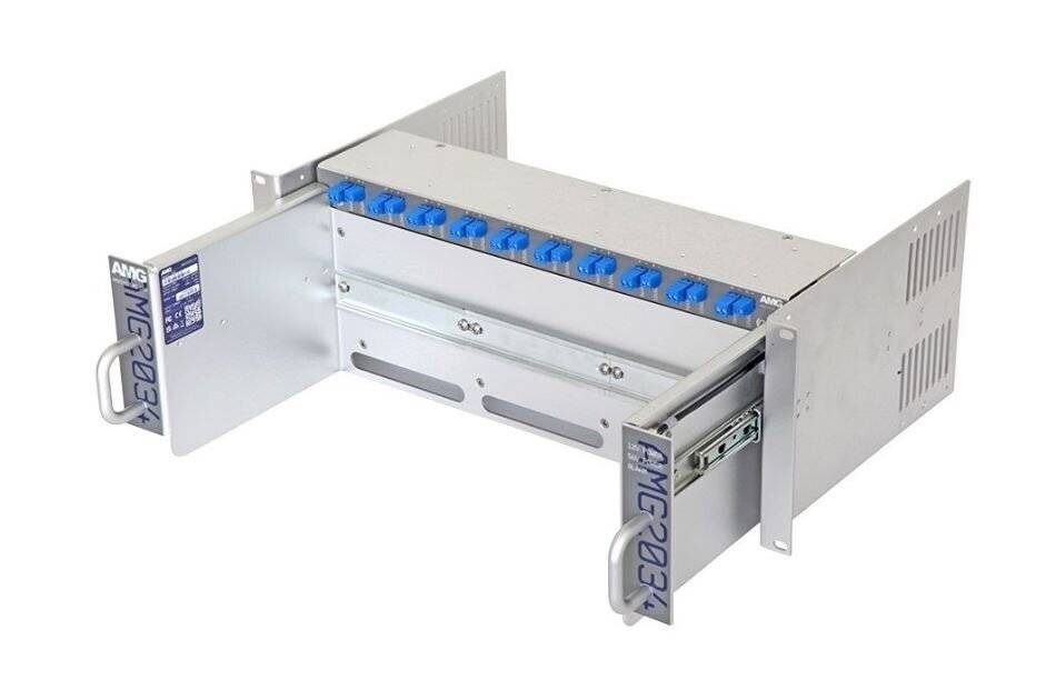 Ein metallisches Rackmount-Gerät mit mehreren blauen Anschlüssen, beschriftet mit 'AMG PROJECT'. Verwendet für Kabelmanagement und Netzwerkinstallationen.