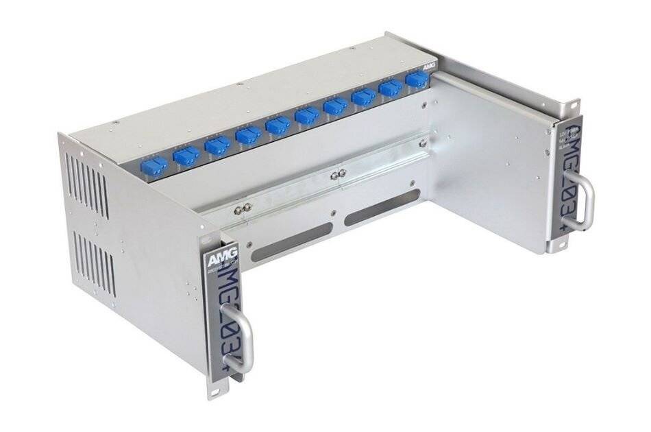 Rack-Gehäuse aus Metall mit mehreren blauen Ports für Netzwerkverbindungen an der Oberseite, seitlich mit 'AMG' beschriftet.