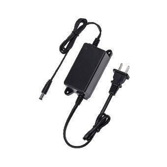 Netzteil mit einem schwarzen rechteckigen Gehäuse, das auf der einen Seite mit einem zweiadrigen Stecker und auf der anderen Seite mit einem runden Anschluss verbunden ist.