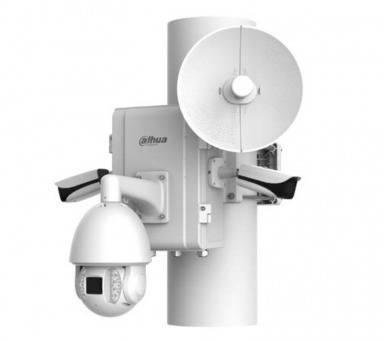 Ein Überwachungskamerasystem ist auf einem Mast installiert und besteht aus einer Domkamera und einer Satellitenschüssel, die für eine weitflächige Überwachung ausgerichtet sind.