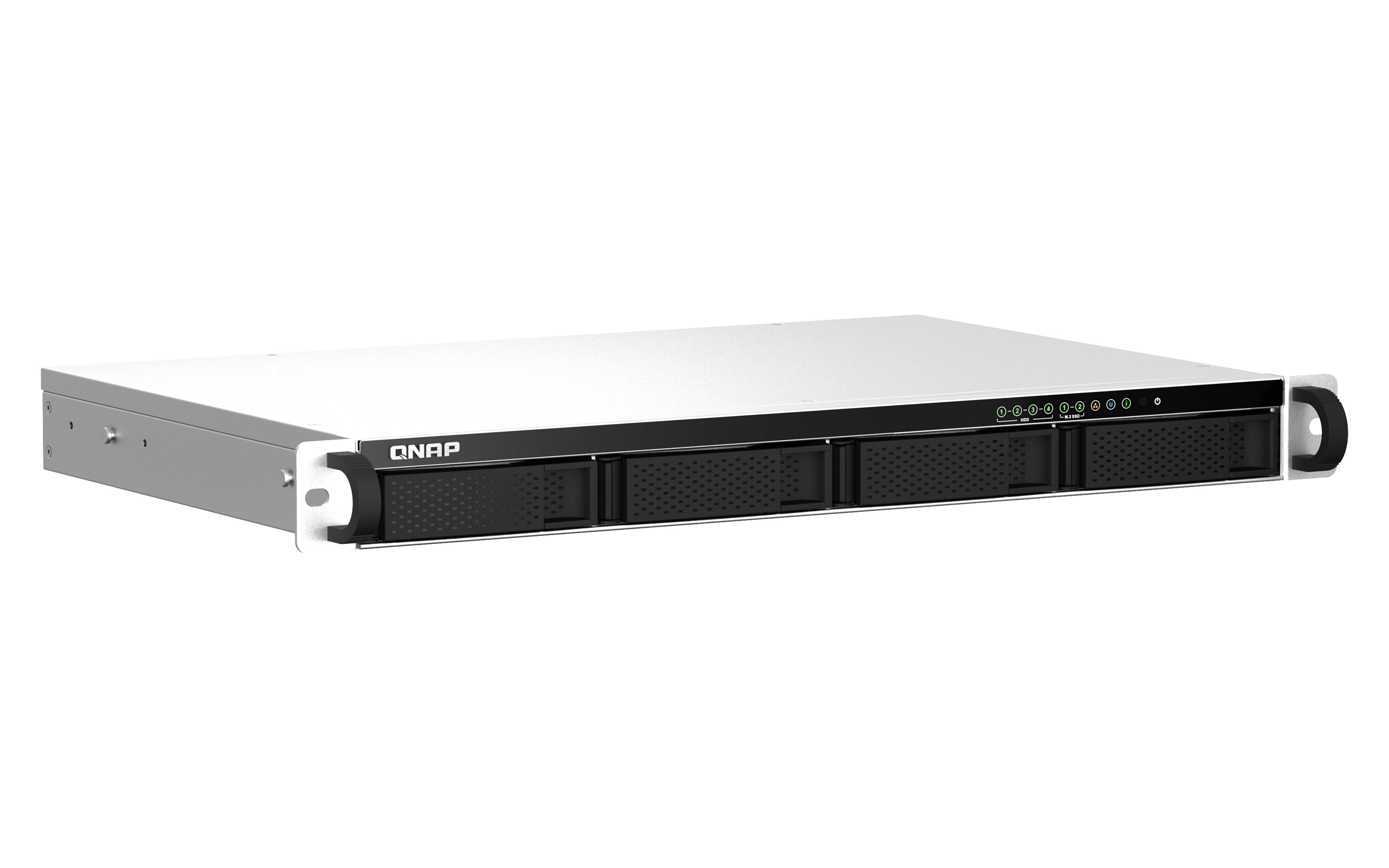 QNAP Rackmount-Netzwerkspeichergerät, ein schlanker schwarzer Server mit Lüftungsöffnungen an der Vorderseite, Statusleuchten und weißen Befestigungsöhren auf schwarzem Hintergrund