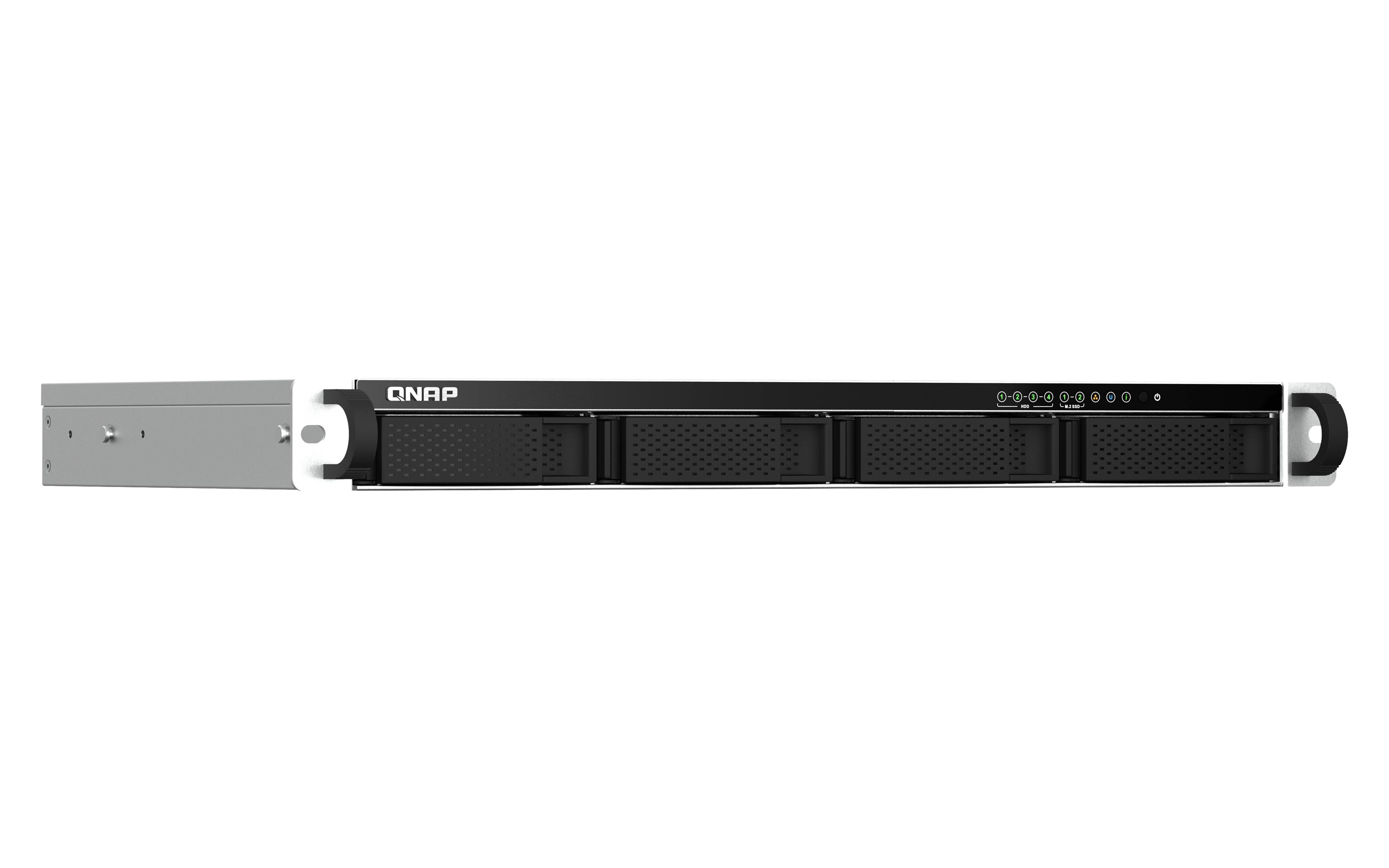 Vorderansicht eines QNAP-Rack-Speicherservers mit mehreren Laufwerkschächten und einem verriegelbaren Griff auf schwarzem Hintergrund.