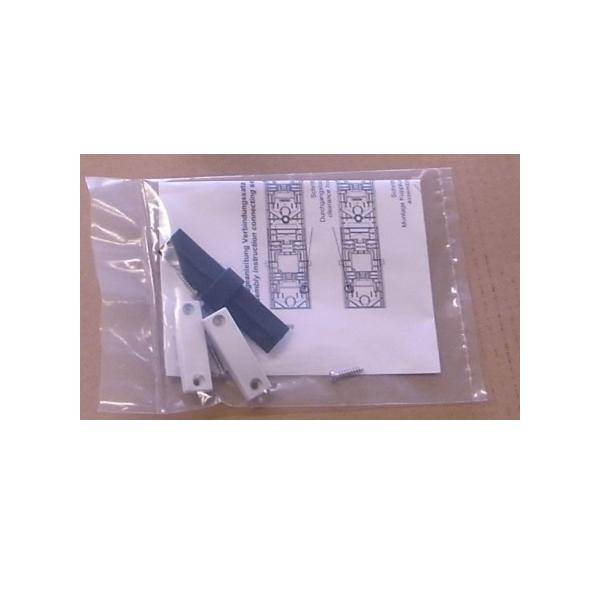 Plastiktüte mit einem Montageset, bestehend aus schwarzen und weißen Hardwareteilen, Schrauben und einem Anleitungsblatt mit Diagrammen.