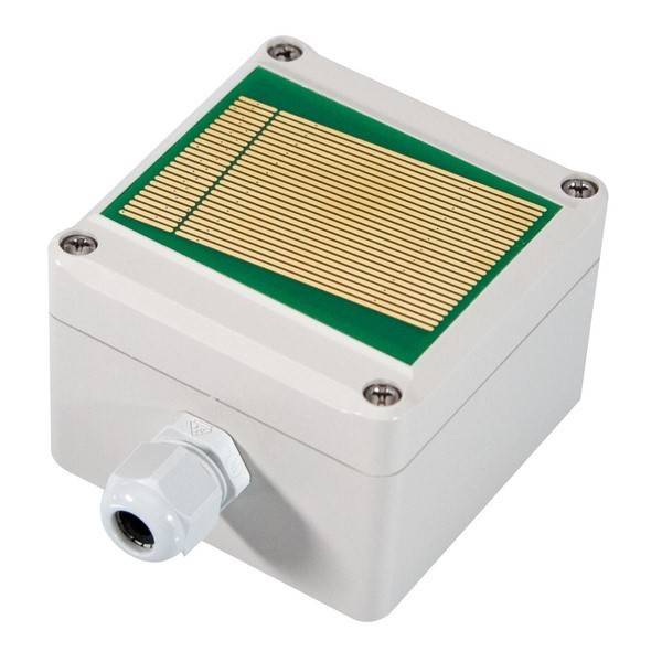 Eine weiße, rechteckige elektrische Verteilerdose mit einer grünen Schaltung im Inneren, die goldene Leiterbahnen aufweist. Ein Anschluss ragt seitlich heraus.