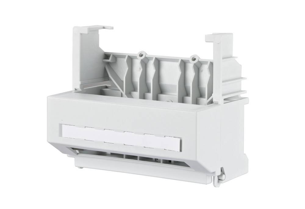 Ein weißer Kunststoff-Montagebügel, der für elektrische Installationen entwickelt wurde und Schlitze zur Befestigung von Kabeln und Ausrüstung aufweist.