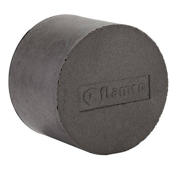 Ein großes, zylindrisches, dunkelgraues Objekt mit dem Markennamen 'flamro', der an einer Seite eingeprägt ist, das einem soliden, industriellen Material ähnelt.