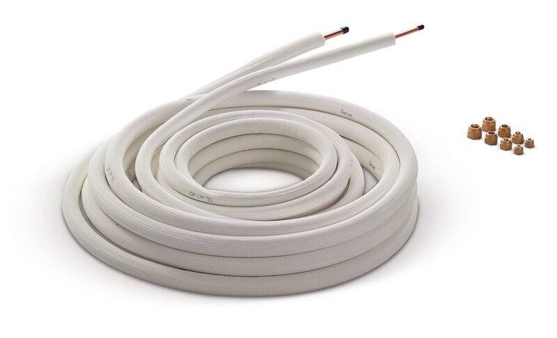 Aufgerollte weiß isolierte Kupferrohr, verwendet für Klimaanlagen, auf einfachem Hintergrund.