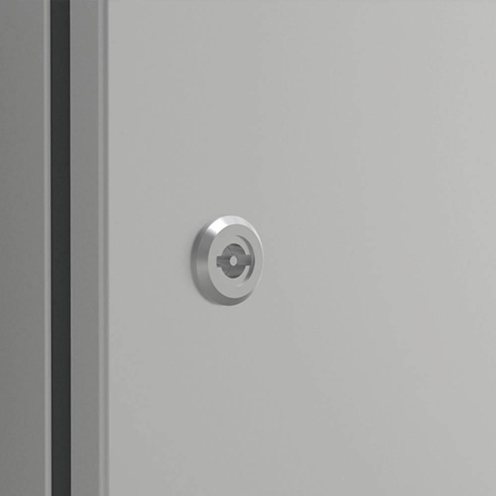 Eine Nahaufnahme einer grauen Metalltresortür mit einem kreisrunden Zahlenschloss, die einen Teil des Randes und des Schlossmechanismus zeigt.