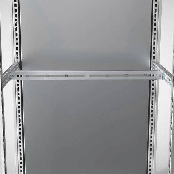 Ein Metallregalrahmen wird von vertikalen Metallgestellen getragen, dargestellt in einem leichten, minimalistischen Design mit verstellbaren Schlitzen.