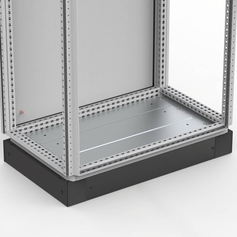 Ein leerer Metallschaltschrank-Rahmen mit Sockel, fertig zur Installation von Komponenten, vor einem einfarbigen Hintergrund.