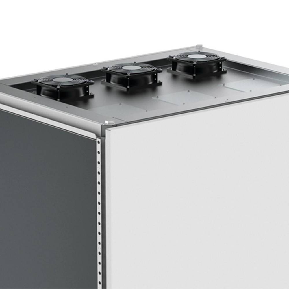 Eine große industrielle Kühleinheit mit drei sichtbaren Lüftern auf der Oberseite, umschlossen von einem Metallgehäuse, die höchstwahrscheinlich zur Kühlung von elektronischen Systemen verwendet wird.