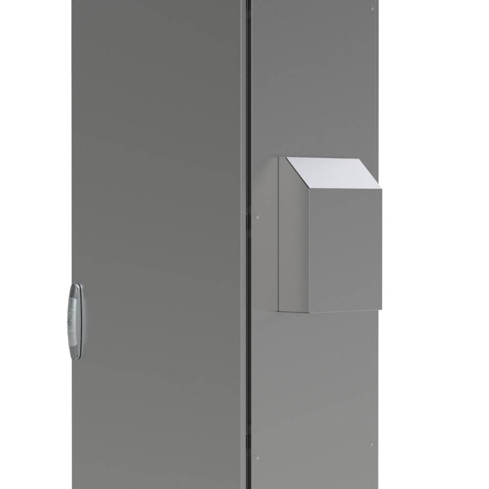 Ein hoher, grauer Metallschrank mit einer kleinen vorstehenden Box an der Seite, versehen mit einem Griff links, der wahrscheinlich zur Unterbringung von elektrischen Geräten dient.