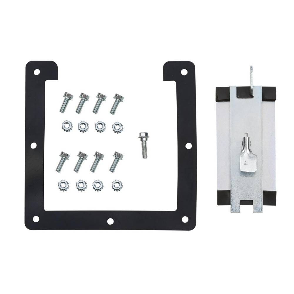 Befestigungsset für einen VESA-Monitor, bestehend aus einer schwarzen Metallhalterung, Schrauben und einer silbernen Wandhalterung, angeordnet auf einem weißen Hintergrund.