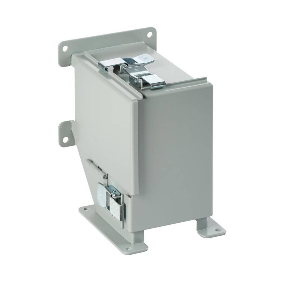 Eine graue, metallene, wandmontierte Box, höchstwahrscheinlich ein Elektroverteilerkasten, mit Befestigungsbügeln und einem sicheren Verschluss an der Vorderseite.