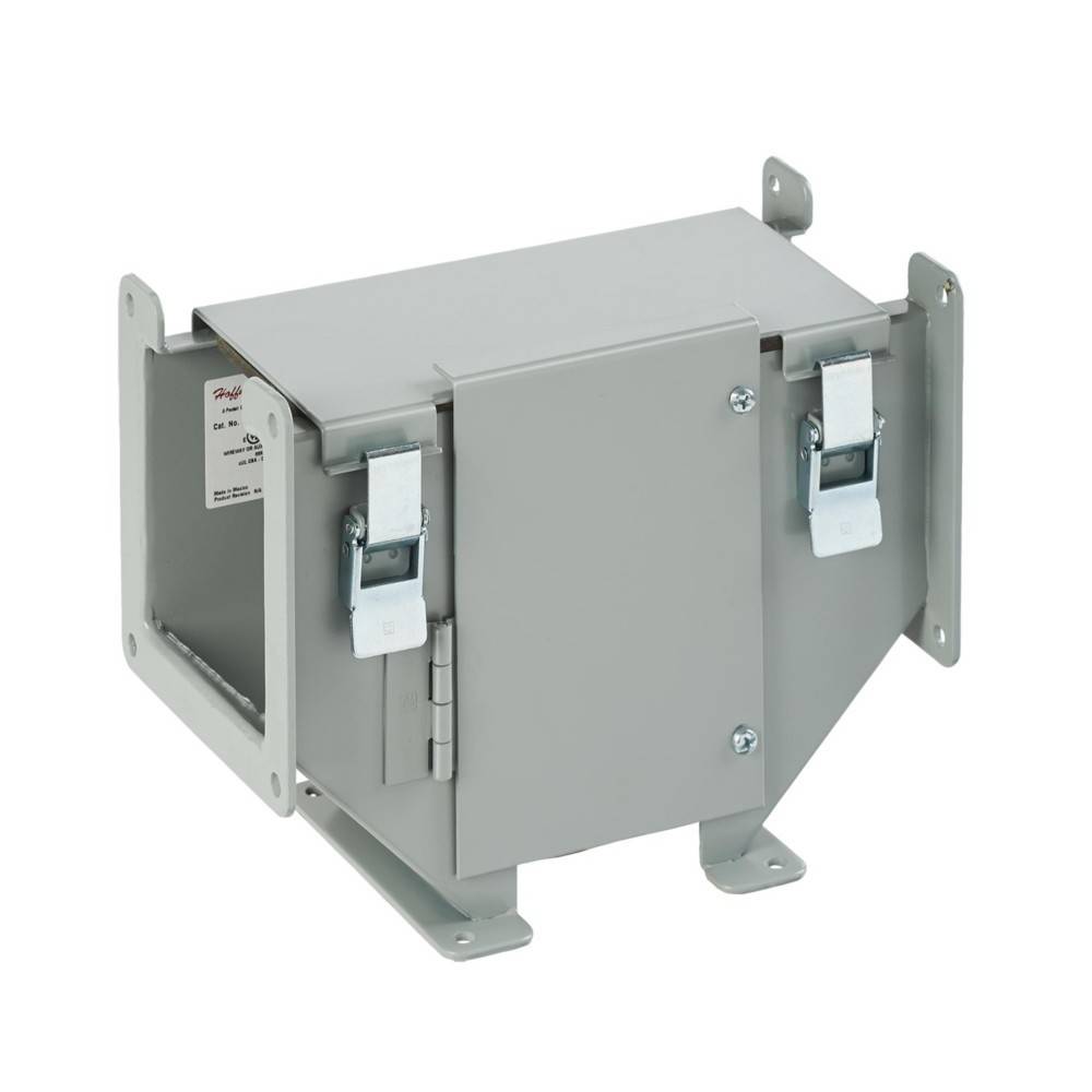 Graue Metallgehäusebox für elektrische Komponenten mit Klappdeckel, gesichert durch zwei Verschlüsse. Montagehalterungen an Ober- und Unterseite für die Installation.