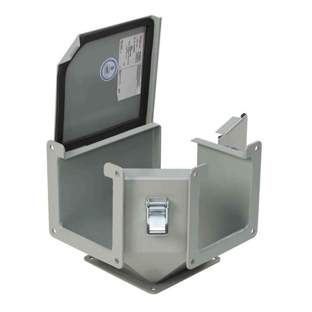 Eine Metallverbindungsbox mit offener Abdeckung und Befestigungsbügeln an den Seiten, die einen Verschluss und eine Bezeichnung mit Spezifikationen im Inneren des Deckels zeigt.