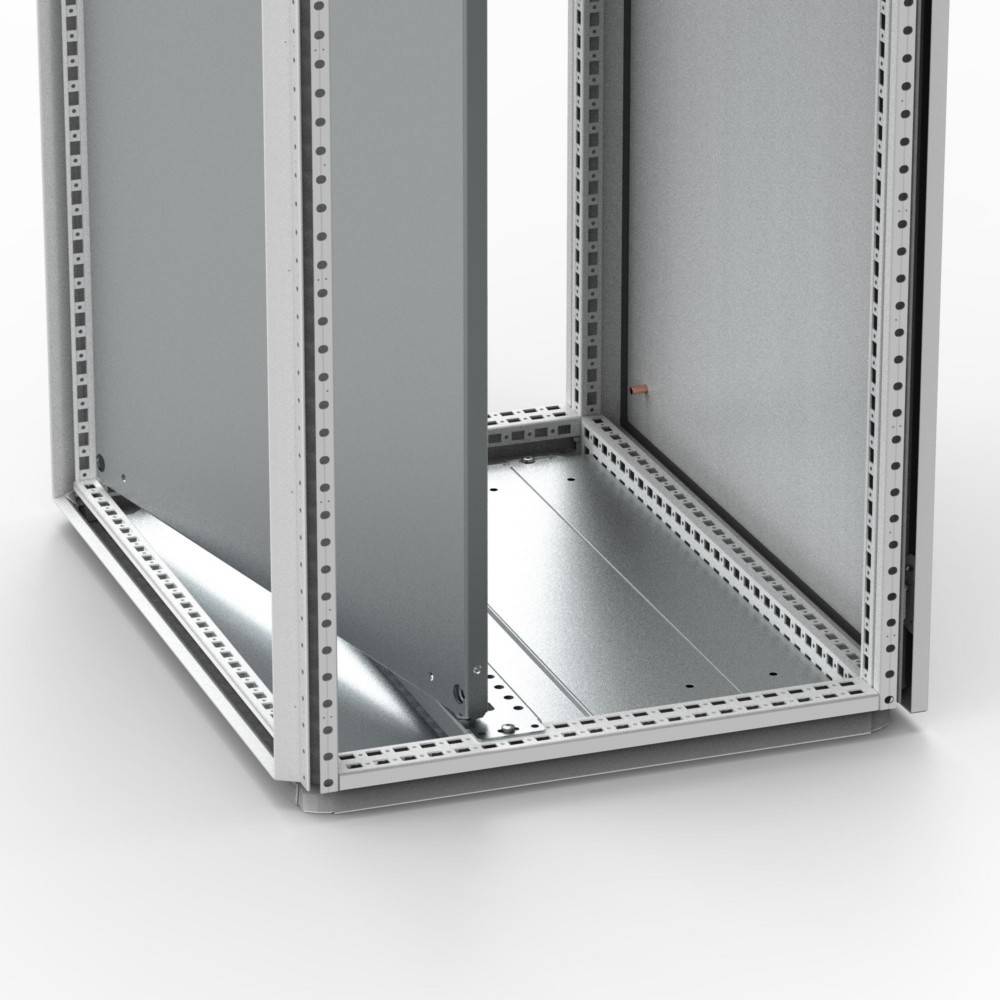 Ein offenes, leeres Metallserver-Rack mit vertikalen Stützschienen und gelochten Seitenpaneelen, typischerweise verwendet zum Aufstellen von IT-Ausrüstung.