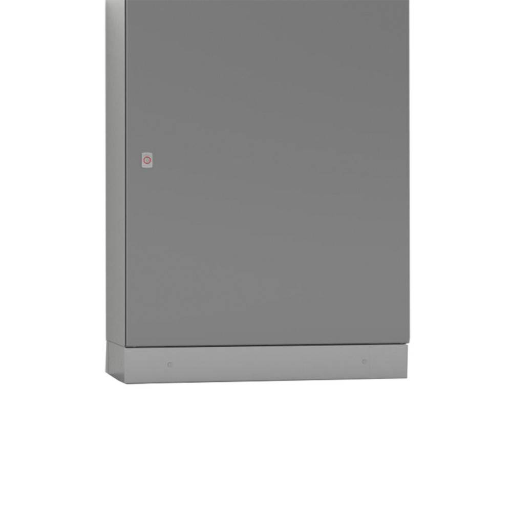 Ein grauer Elektroschrank mit einem kleinen Schloss-Symbol auf der Vorderseite, der auf einer flachen Basis steht, vor einem neutralen Hintergrund.