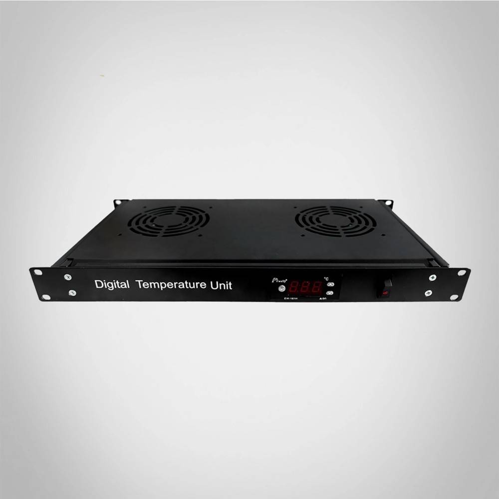 Eine schwarze digitale Temperatureinheit in einem Rack-Einbau-Design mit einer Anzeige, die '20,0' zeigt. Zwei Kühlventilatoren sind auf der Oberseite sichtbar.