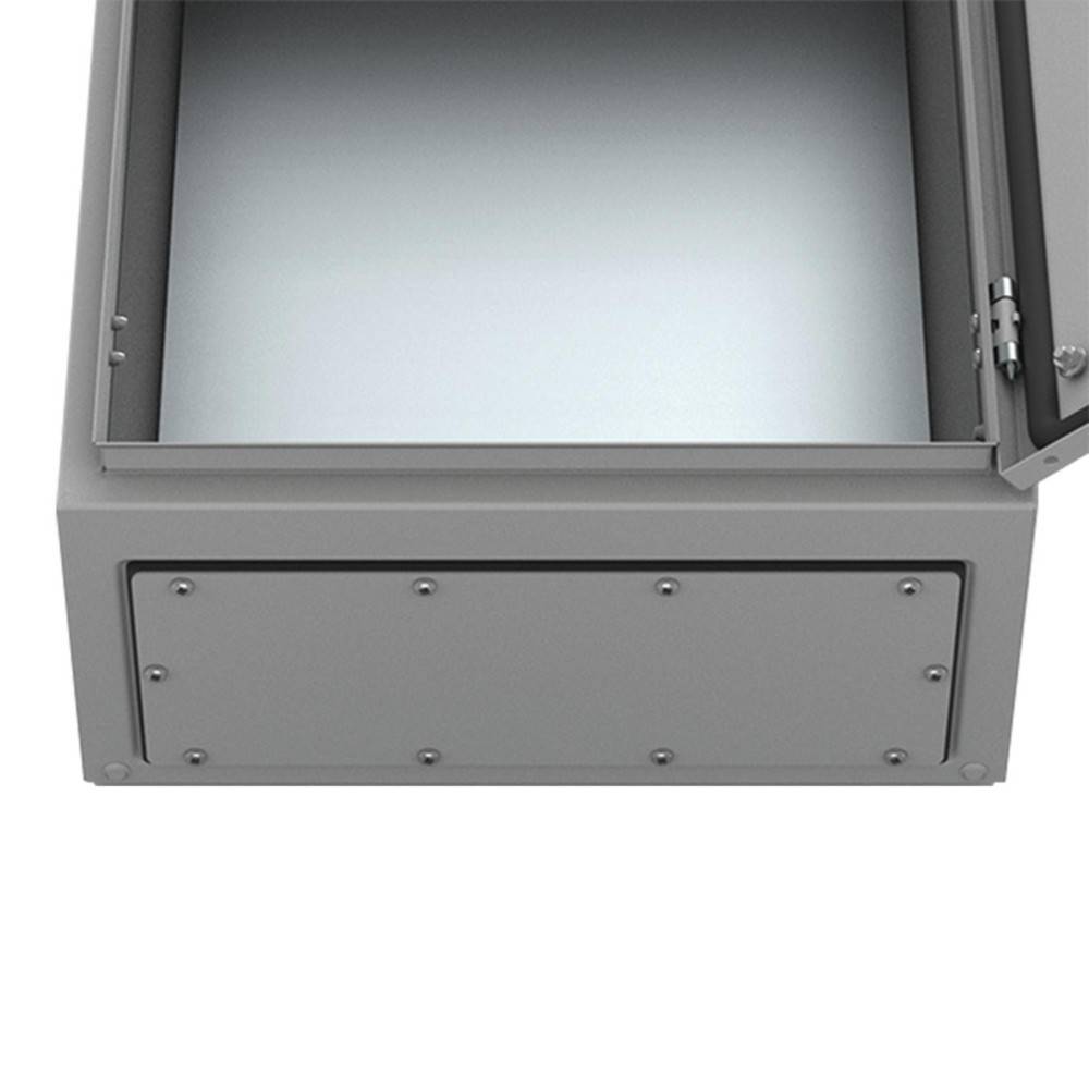 Eine rechteckige Metallummantelung mit einer offenen Scharnierttür, die ein leeres Inneres offenbart. Die Oberfläche ist glatt, und sichtbare Schrauben sind vorhanden.