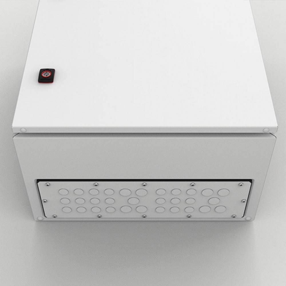Ein weißes, kastenförmiges Gerät mit einem roten Knopf oben, das eine Frontplatte mit kreisförmigen Mustern aufweist, was auf eine Lüftungs- oder Lautsprecheröffnung hindeutet.