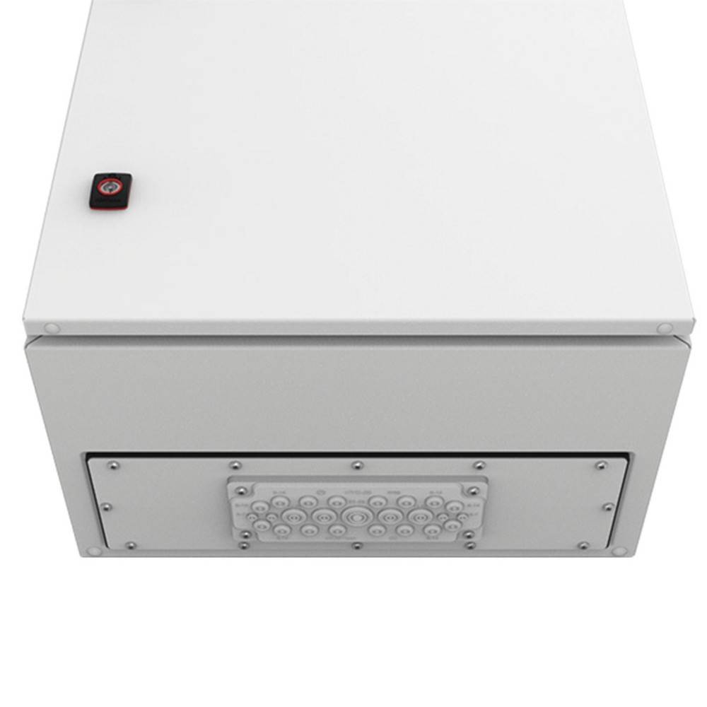 Metallbox mit einer belüfteten Frontplatte und einem kleinen schwarz-roten Schalter auf der Oberseite, verwendet für industrielle oder elektrische Zwecke.