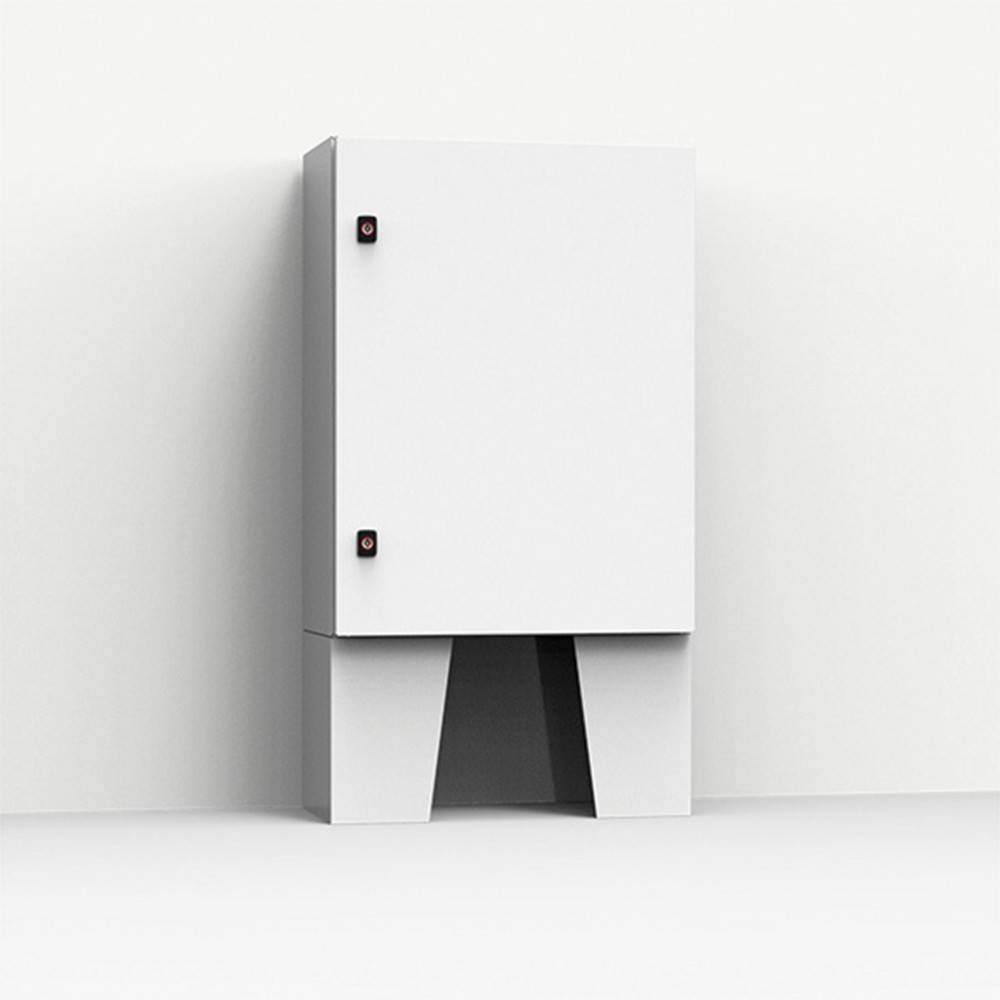 Ein schlanker, moderner weißer Wandschrank mit zwei schwarzen Griffen, vor einem schlichten weißen Hintergrund.