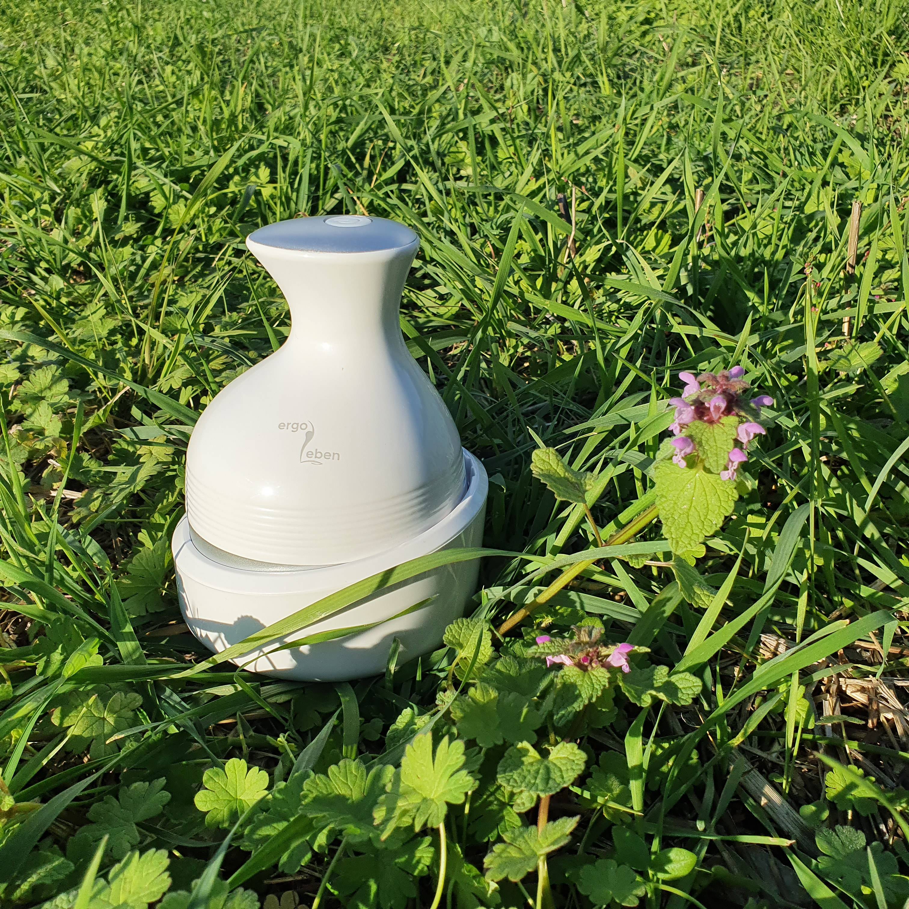 ERGOLEBEN elektrisches Kopfmassagegerät weiss | kabellos wiederaufladbar spritzwassergeschützt | Kopfhaut Massage für Entspannung Wellness weniger