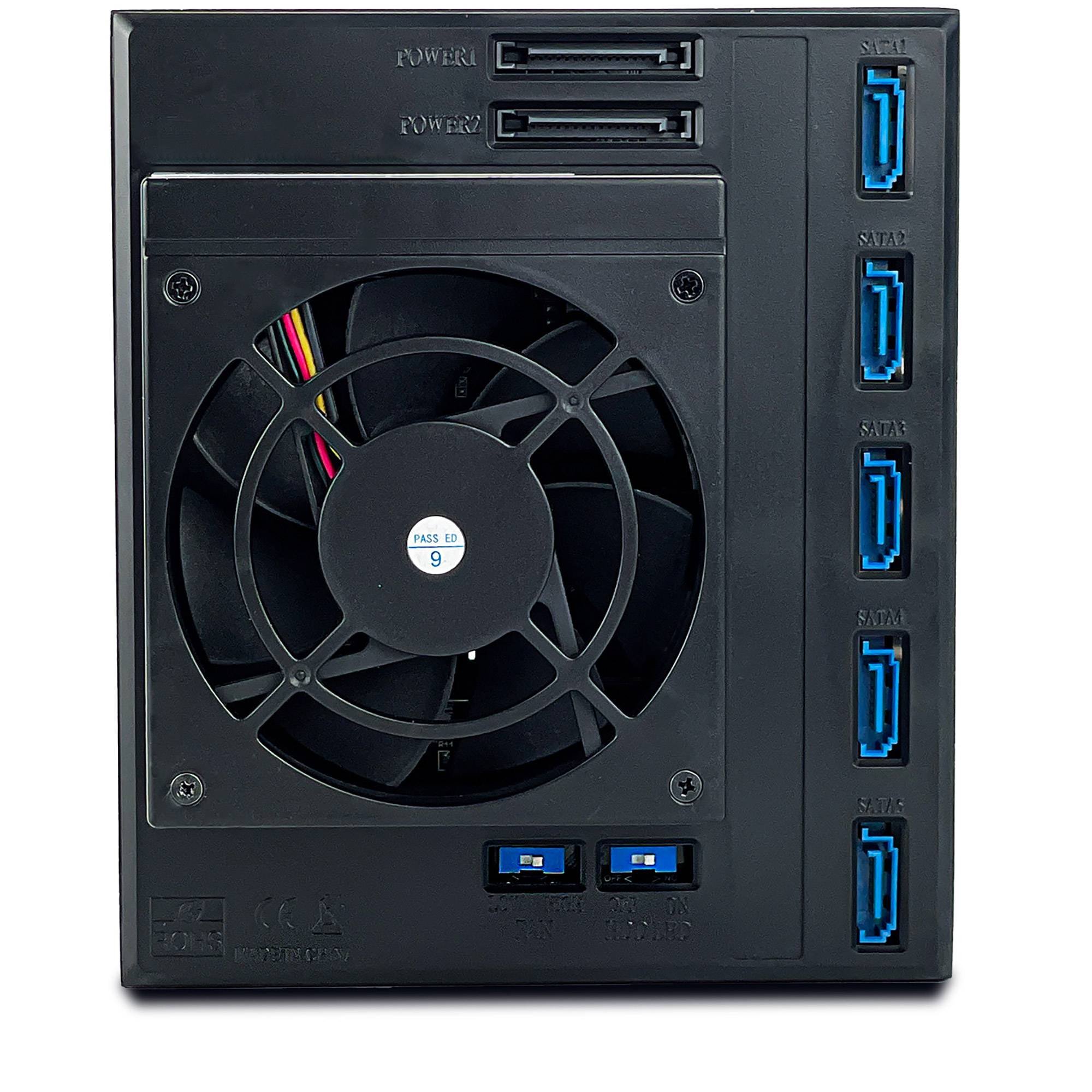 Nahaufnahme einer schwarzen Computergeh­äuse-Frontplatte mit einem großen Kühlventilator und mehreren blauen SATA- und Stromverbindern.