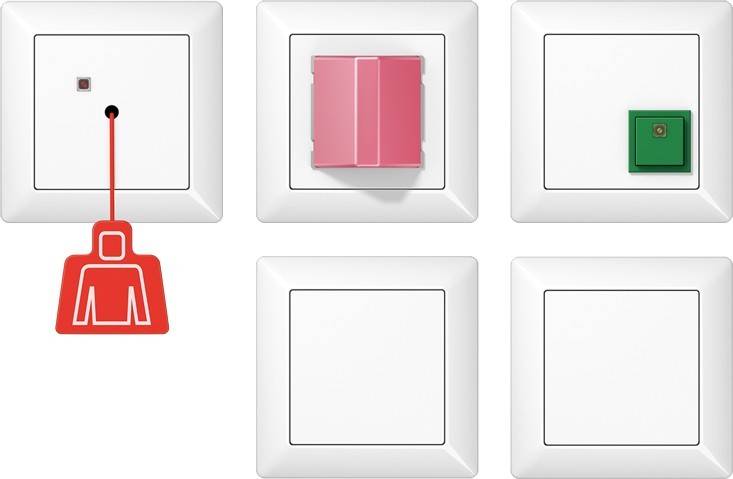 Eine Reihe von fünf weißen Elektroschaltern in einem Raster, wobei der mittlere Schalter rot ist.