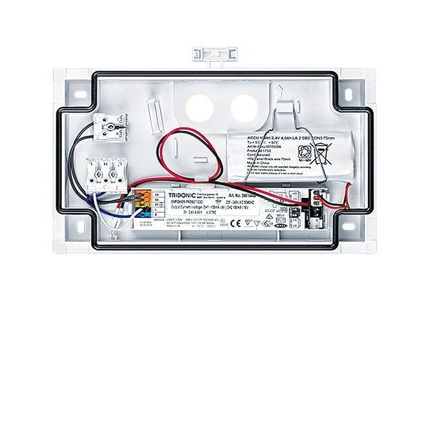 Offene Elektroschalttafel mit Verdrahtung, Steckverbindern und einem Vorschaltgerät/Modul, das in einem weißen Gehäuse montiert ist.