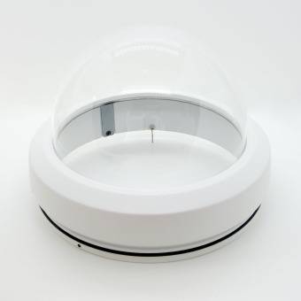Eine klare Schutzabdeckung aus Kuppelglas, typischerweise für Überwachungskameras, mit einer weißen Basis auf einem einfarbigen Hintergrund.