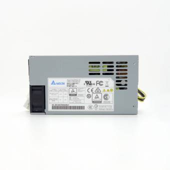 Graue Netzteileinheit mit Warnhinweisen und Zertifizierungen, einschließlich UL- und CE-Kennzeichnungen. Mehrere Lüftungsschlitze und ein Kabelbündel sichtbar.