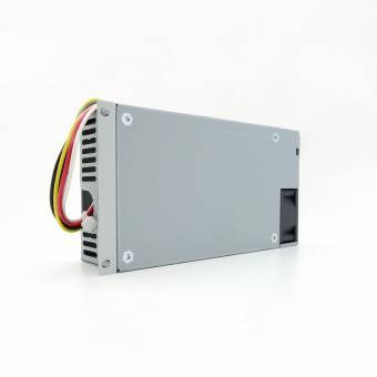 Eine rechteckige, graue Computer-Netzteileinheit mit mehreren farbigen Kabeln, die an einem Ende herausragen, vor einem einfarbigen weißen Hintergrund.