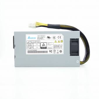 Eine rechteckige Stromversorgungseinheit mit Etiketten, einschließlich Sicherheitszertifizierungen und einem sichtbaren Anschlusskabel an einer Seite.