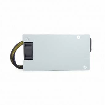 Ein silberner rechteckiger elektronischer Apparat mit einem schwarzen Schalter an einer Seite und einem geflochtenen Kabel, das von einer anderen Seite herausragt.