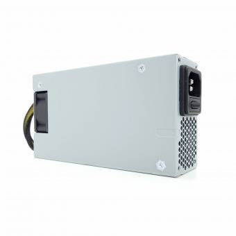 Eine graue Computernetzteile mit Lüftungsgittern und einem Stromstecker; Kabel ragen von einer Seite heraus.