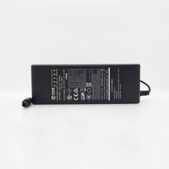 Ein rechteckiger schwarzer Netzadapter mit in weißer Schrift gedruckten technischen Spezifikationen, Seriennummern und Zertifizierungssymbolen.