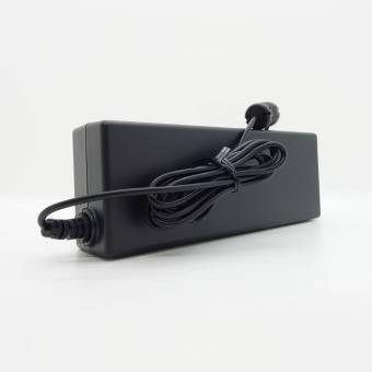 Ein schwarzes Laptop-Netzteil mit einer gewickelten Kabel wird vor einem weißen Hintergrund gezeigt.