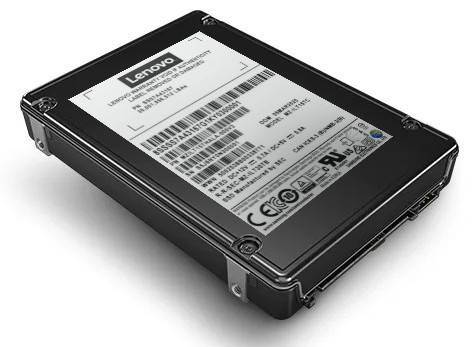 Eine schwarze 2,5-Zoll-Festplatte von Lenovo, die in einem Winkel gezeigt wird, mit einem weißen Produktetikett, Barcode und Zertifizierungszeichen auf der Oberseite.