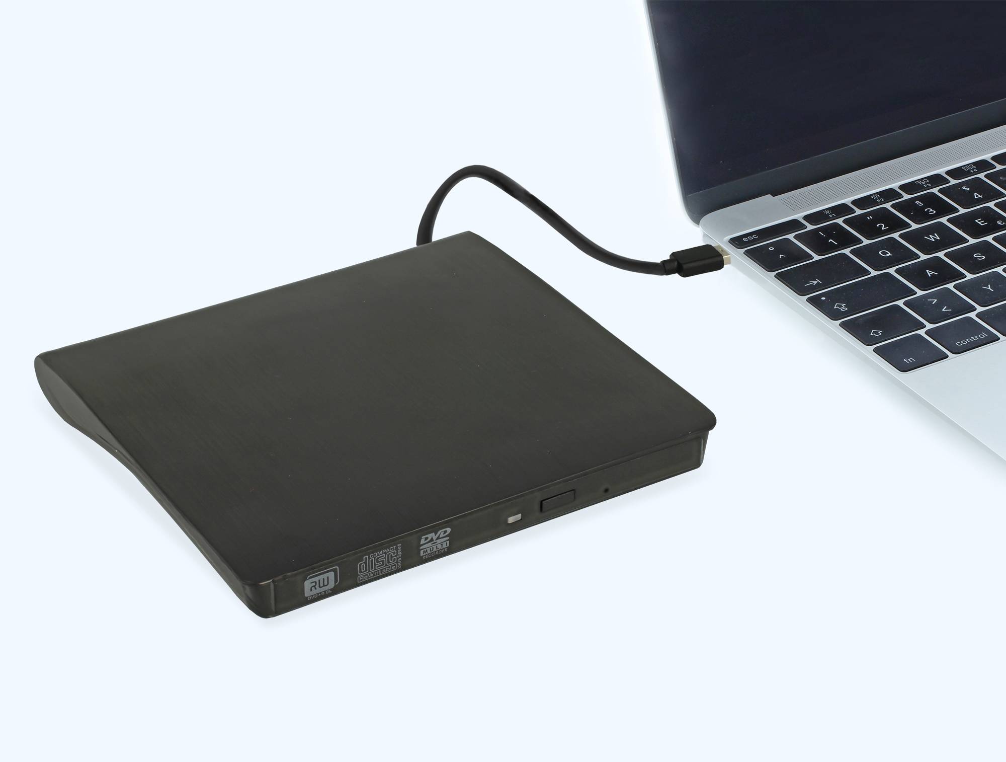 Externes DVD-Laufwerk, das über ein USB-Kabel mit einem Laptop auf weißem Hintergrund verbunden ist.
