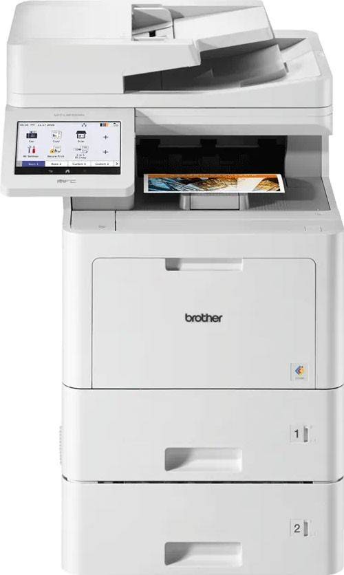 Ein weißer Multifunktionsdrucker mit einem Touchscreen, der verschiedene Optionen anzeigt, und einem Farbausdruck, der aus dem Fach darunter herauskommt.
