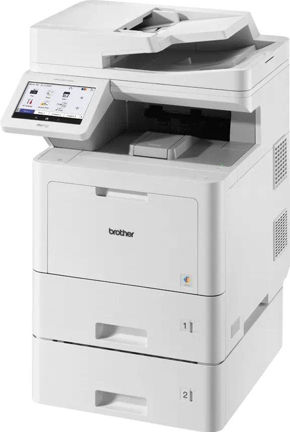 Ein weißer Brother Multifunktionsdrucker mit einer Touchscreen-Oberfläche zeigt ein Menü. Er verfügt über Druck-, Scan- und Kopierfunktionen.