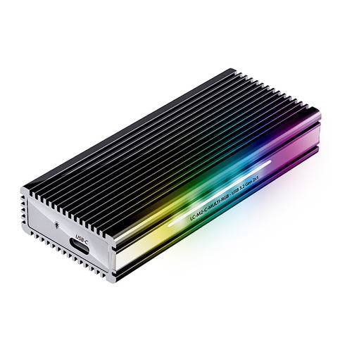 Ein futuristisches externes Speicherlaufwerk mit RGB-Beleuchtung, das ein elegantes Metalldesign und einen sichtbaren USB-C-Anschluss aufweist.
