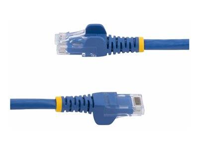 Zwei blaue Ethernet-Kabel mit transparenten Steckverbindern an beiden Enden. Jedes Kabel hat gelbe Schutzmanschetten in der Nähe der Steckverbinder.