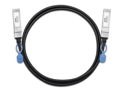 Ein schwarzes HDMI-Kabel mit silbernen Steckern und blauen Griffen, in einem Kreis aufgerollt, auf weißem Hintergrund dargestellt.